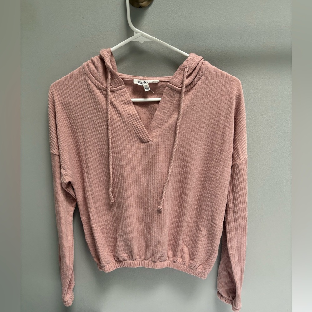 Light pink cropped shirt with hood and draw string